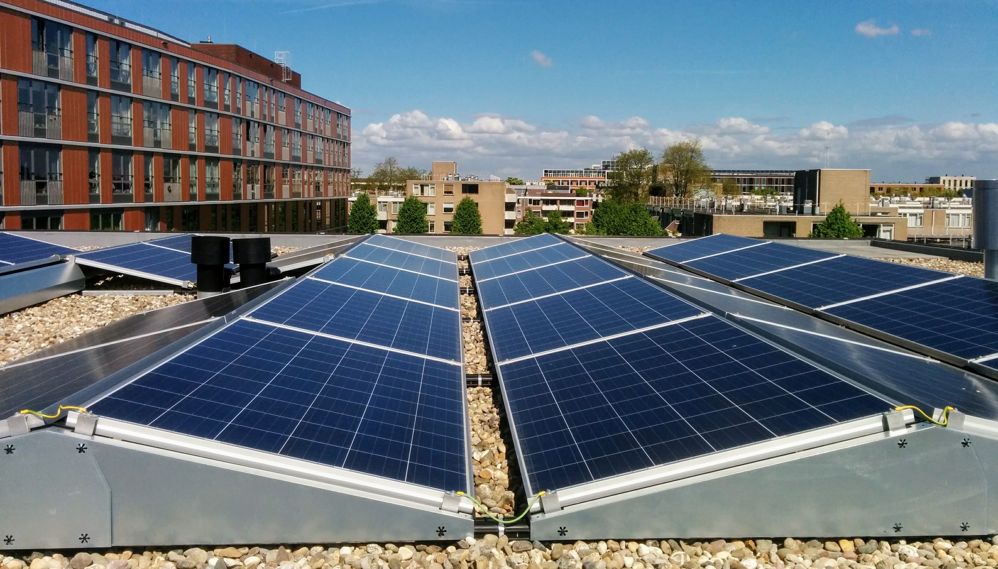 Zonnepanelen bij studentencomplex Donk - zekerheden van zonne-energie