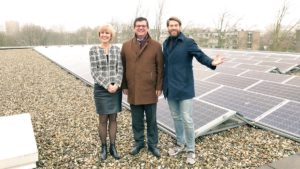 Vlaamse minister Bart Tommelein (midden) op bezoek bij ZonnepanelenDelen, opricher Sven Pluut laat collectief zonnedak Amstelveen College zien