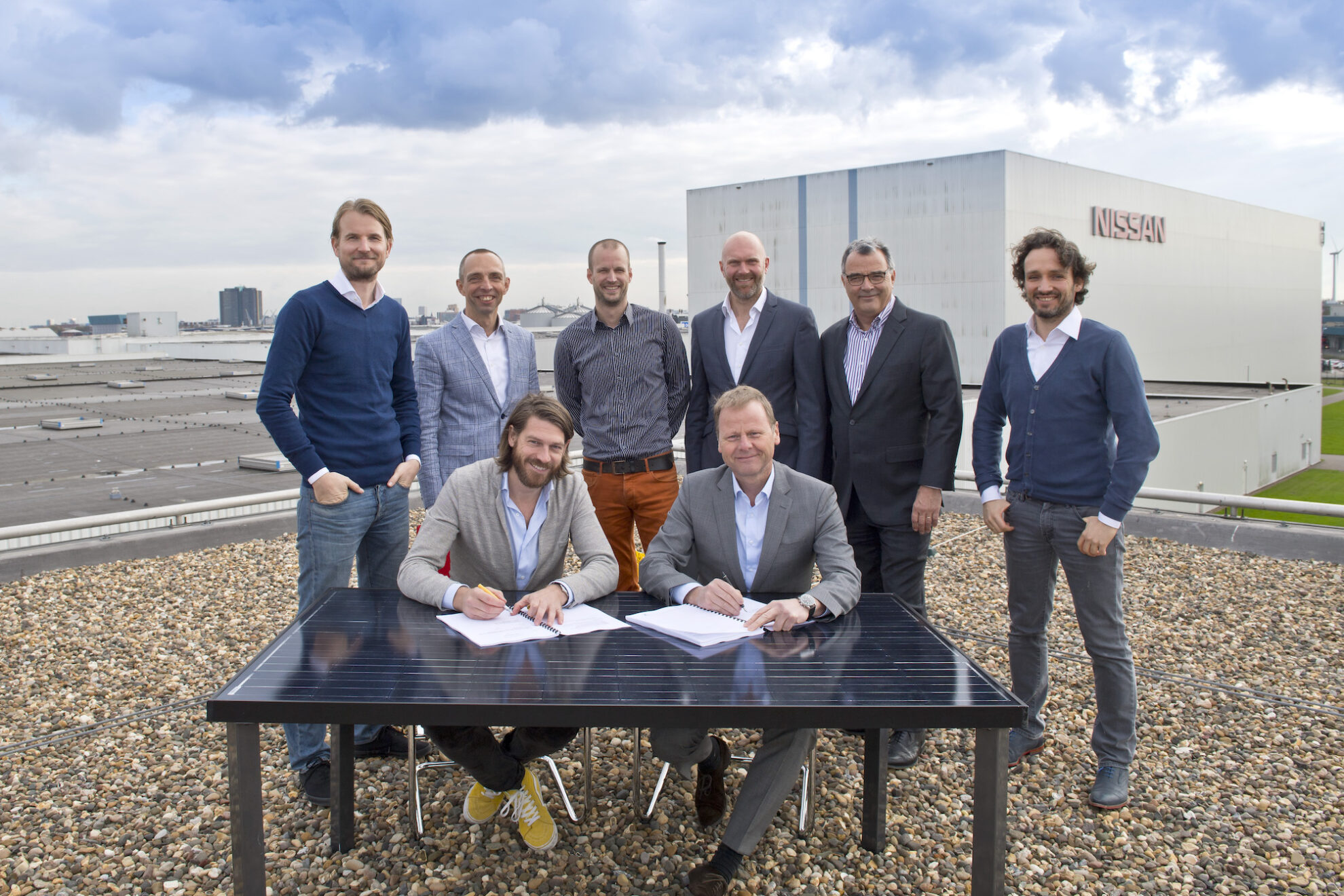Alle partijen tekenen voor Zonnedak Nissan - het grootste collectieve zonnedak van Nederland
